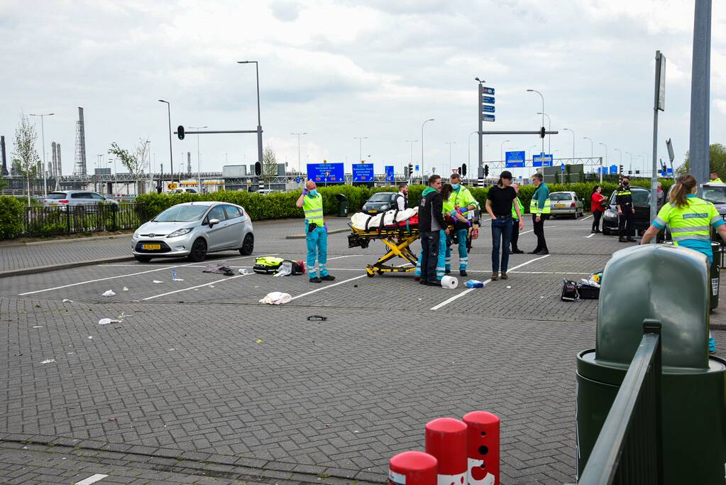 Personenauto schiet van snelweg en botst tegen meerdere personen
