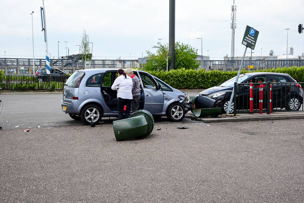 Personenauto schiet van snelweg en botst tegen meerdere personen