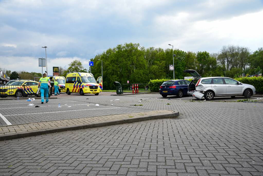 Personenauto schiet van snelweg en botst tegen meerdere personen