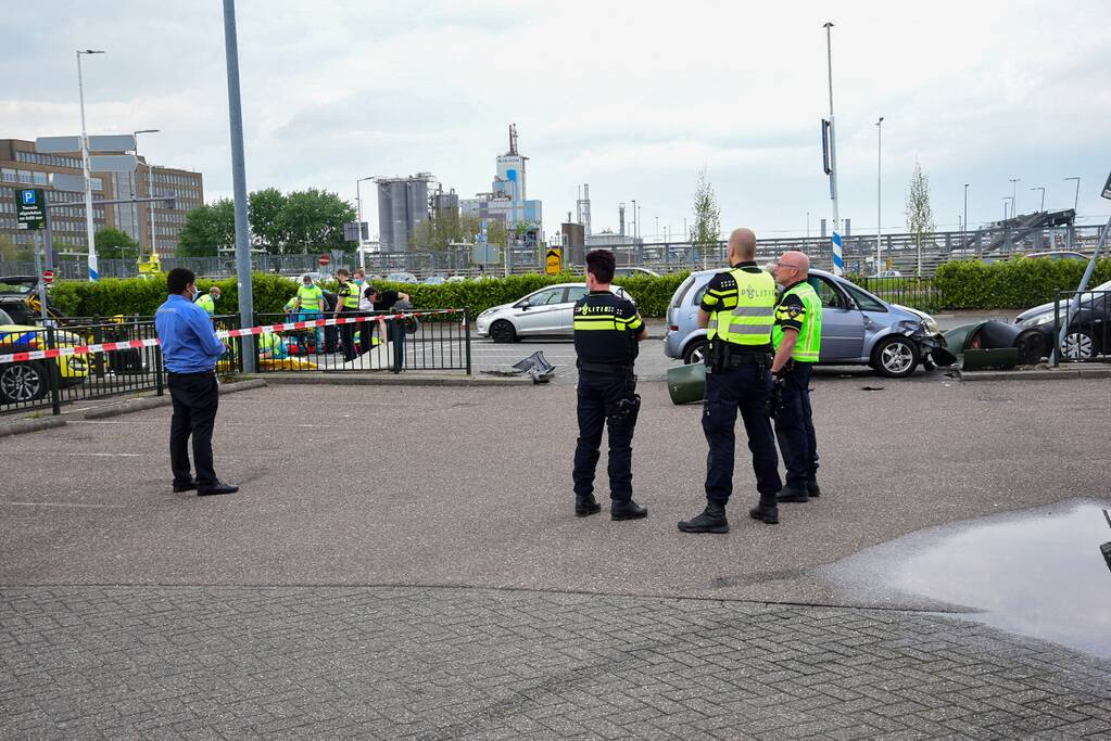 Personenauto schiet van snelweg en botst tegen meerdere personen