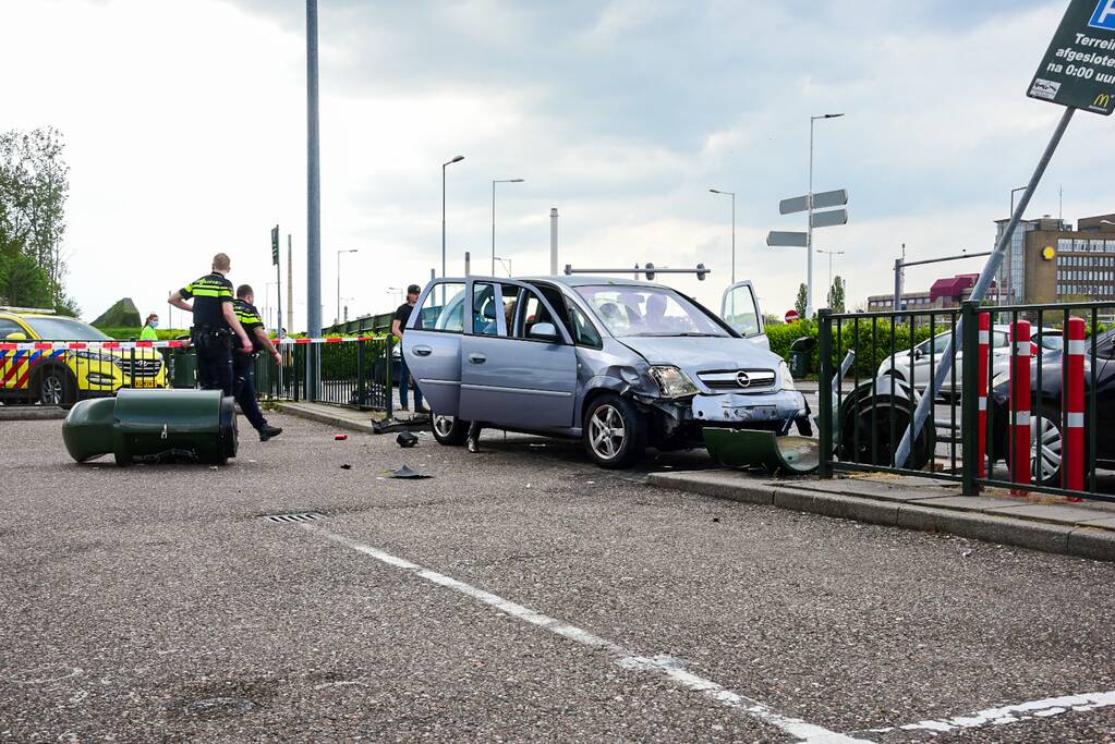 Personenauto schiet van snelweg en botst tegen meerdere personen