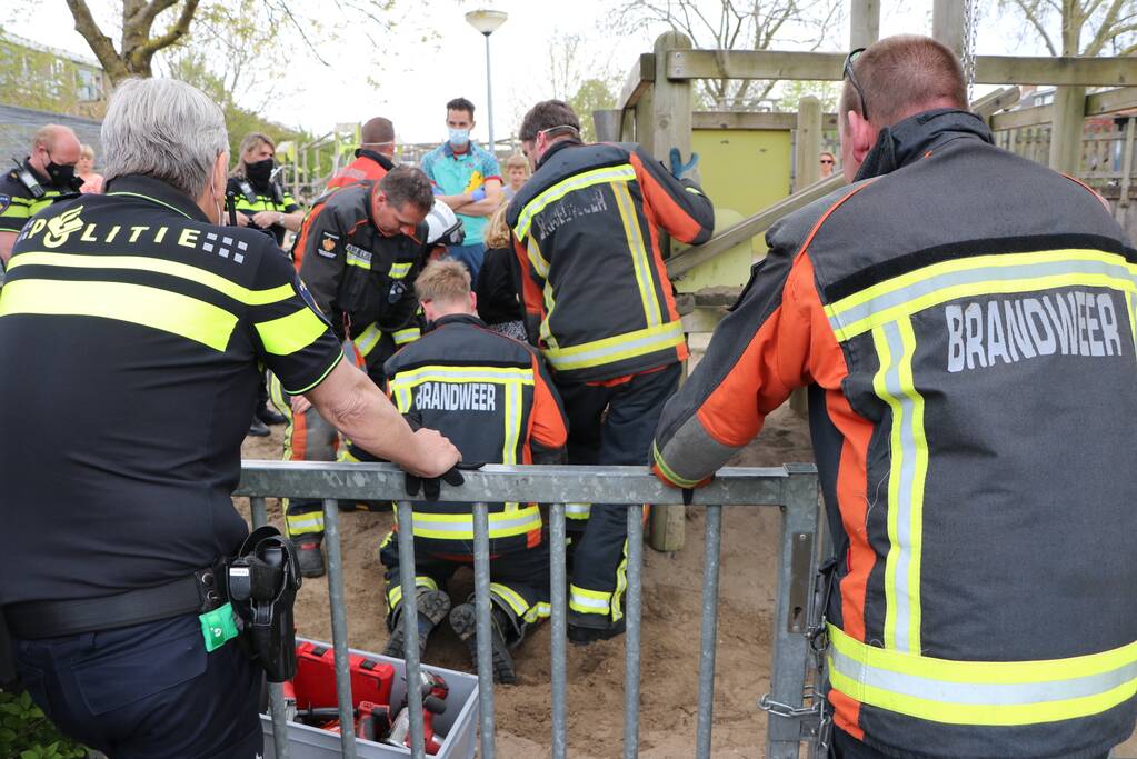 Meisje door brandweer bevrijdt van klimtoestel