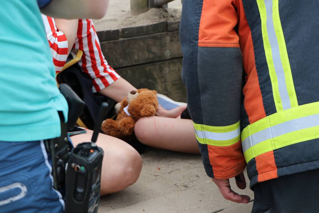 Meisje door brandweer bevrijdt van klimtoestel