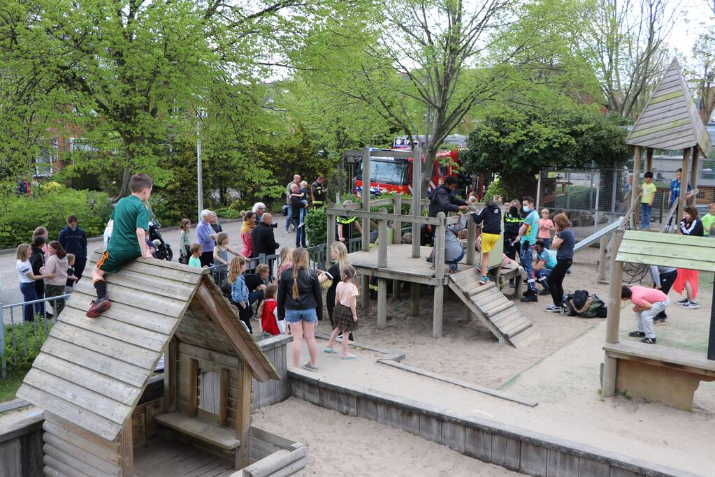Meisje door brandweer bevrijdt van klimtoestel
