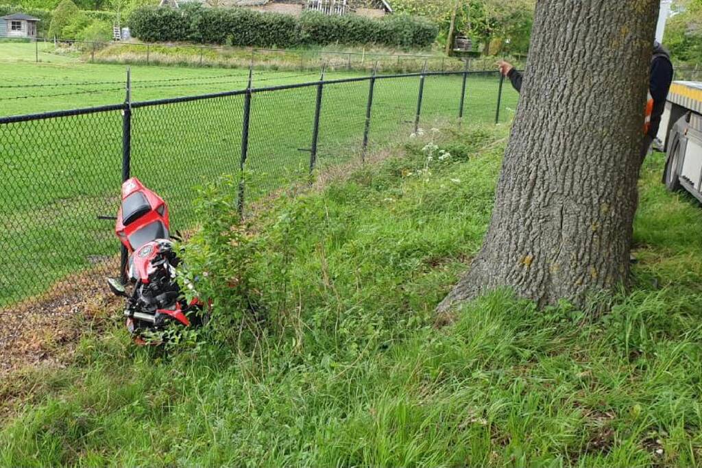 Motor zwaar beschadigd door botsing tegen boom