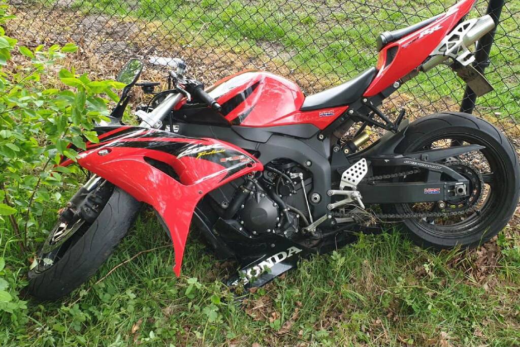 Motor zwaar beschadigd door botsing tegen boom