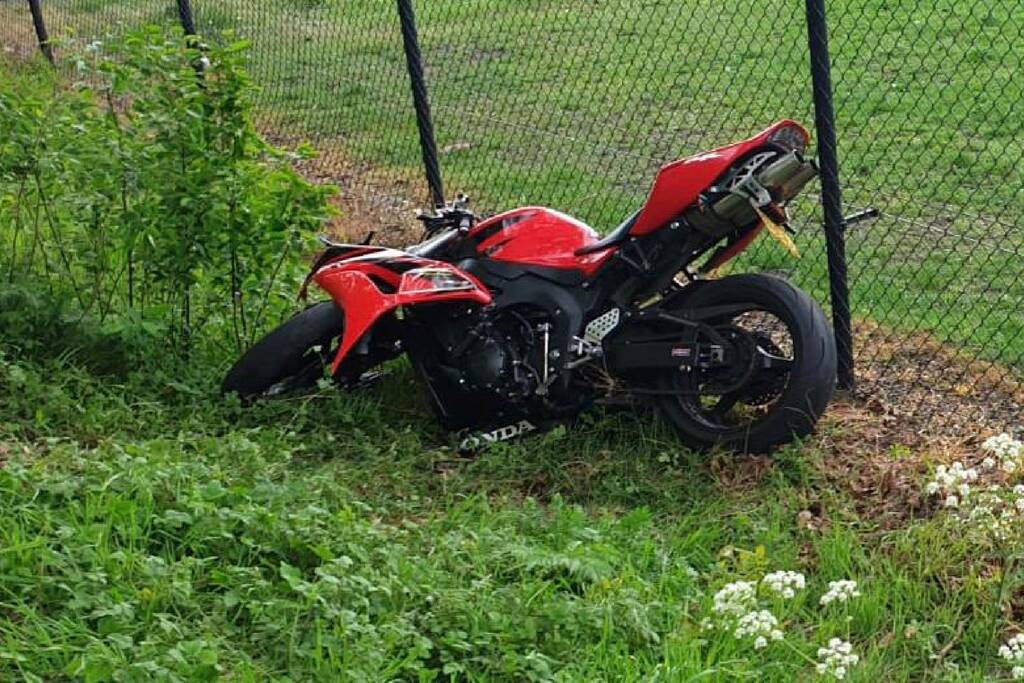 Motor zwaar beschadigd door botsing tegen boom