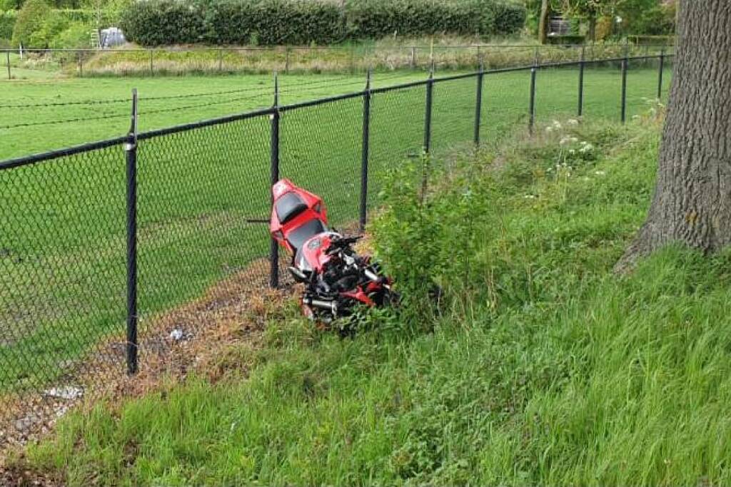 Motor zwaar beschadigd door botsing tegen boom