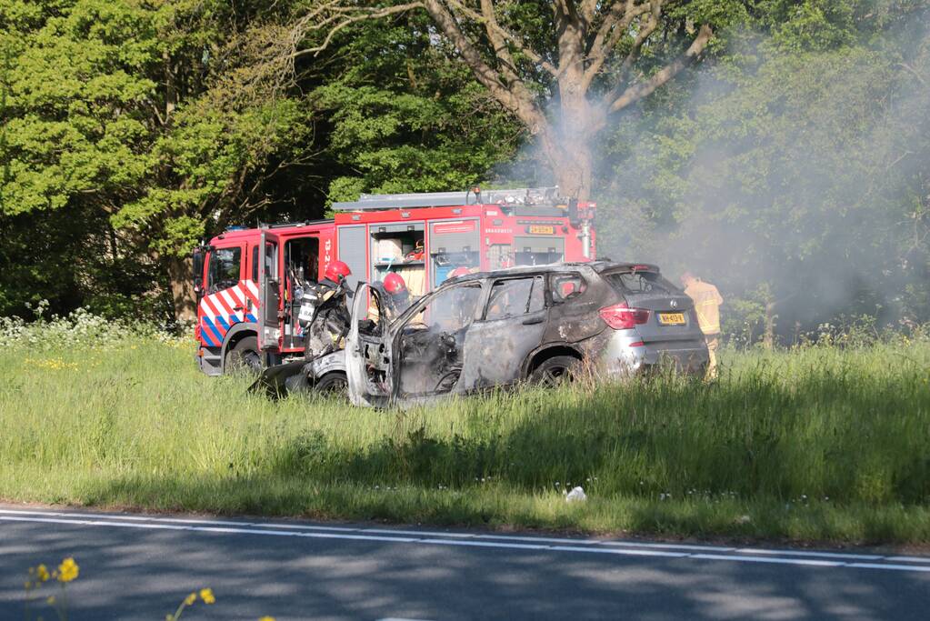 Auto volledig uitgebrand
