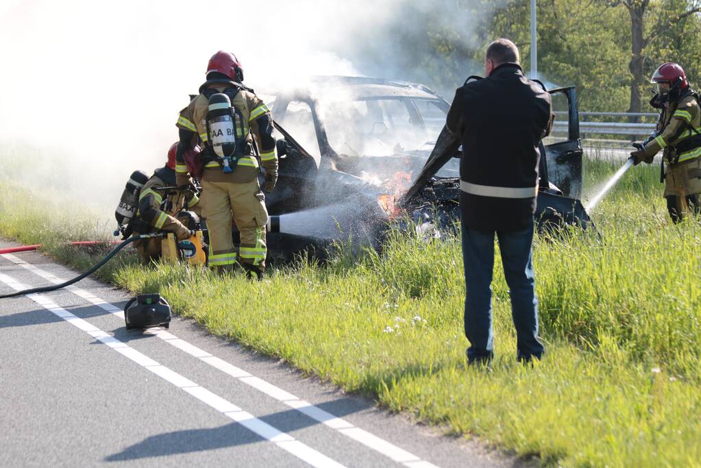 Auto volledig uitgebrand