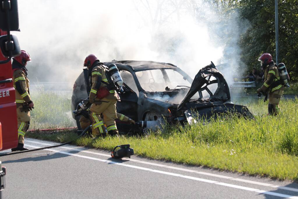 Auto volledig uitgebrand