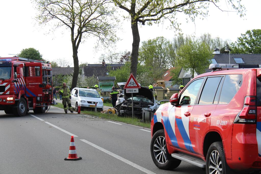 Automobilist raakt ernstig gewond door botsing tegen boom