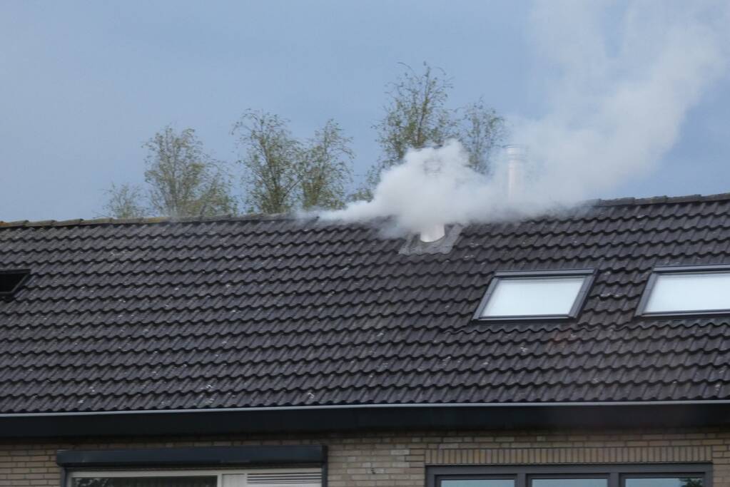 Brandweer bestrijdt uitslaande woning brand