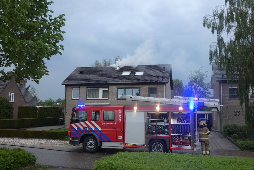 Brandweer bestrijdt uitslaande woning brand