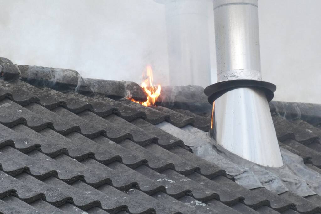 Brandweer bestrijdt uitslaande woning brand
