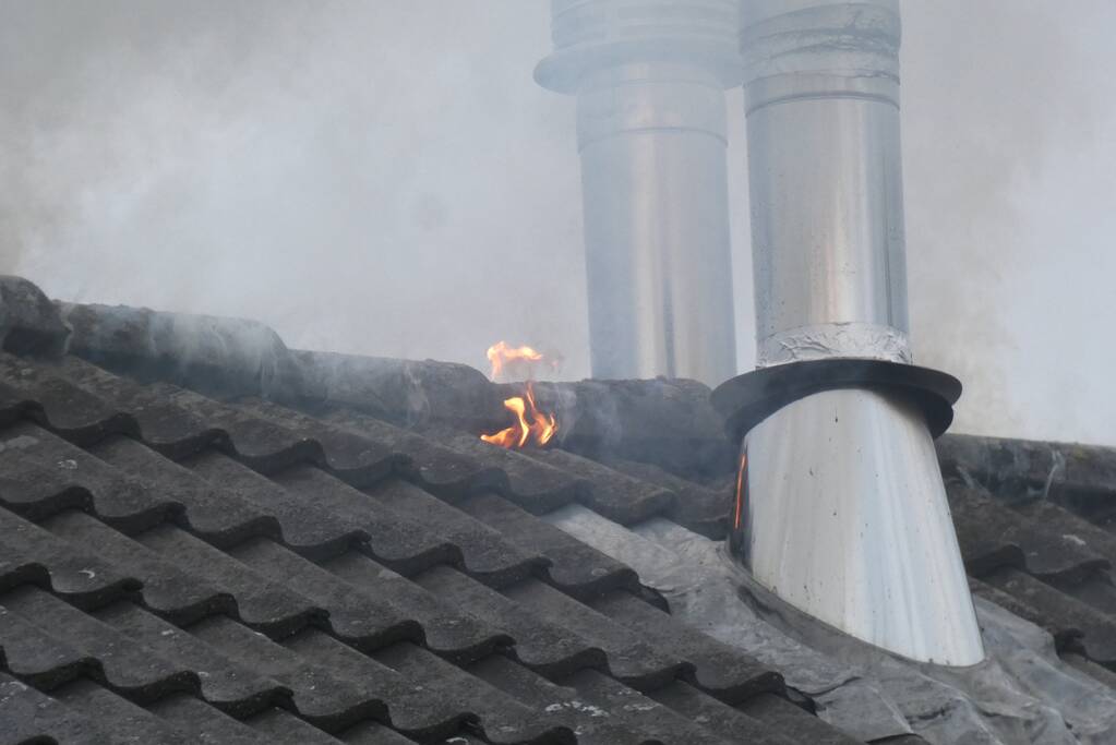 Brandweer bestrijdt uitslaande woning brand