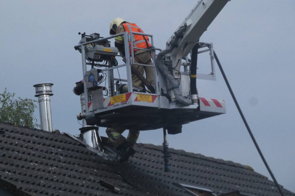 Brandweer bestrijdt uitslaande woning brand