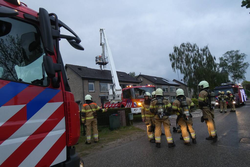 Brandweer bestrijdt uitslaande woning brand