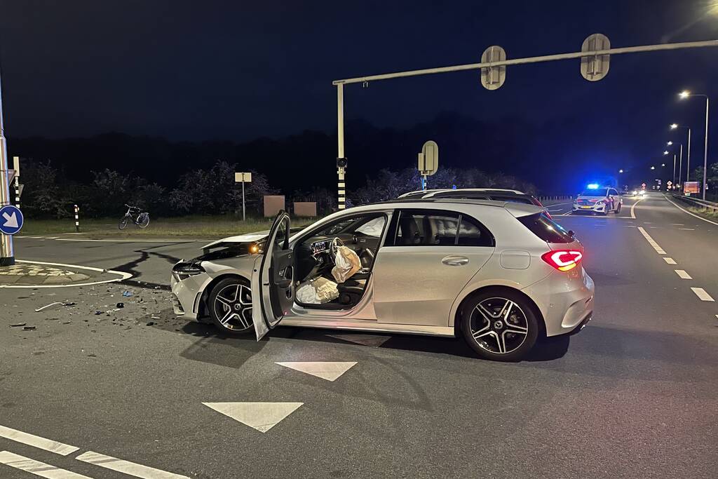 Persoon gewond door botsing tussen twee personenauto's