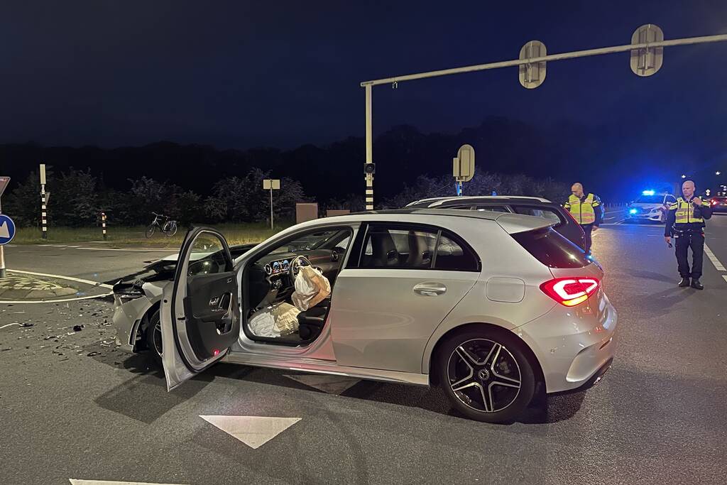 Persoon gewond door botsing tussen twee personenauto's