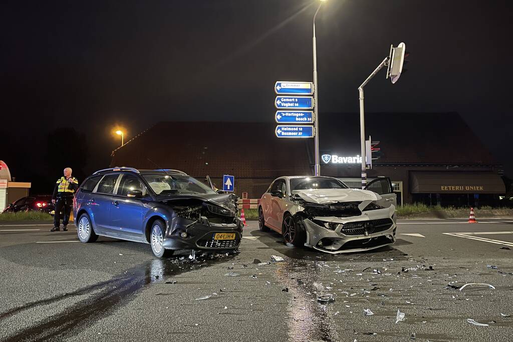 Persoon gewond door botsing tussen twee personenauto's