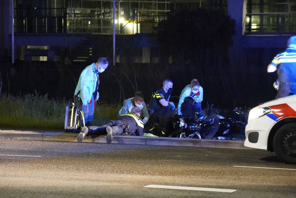 Twee scooterrijders gewond door frontale botsing