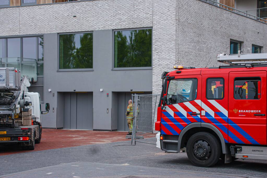 Persoon met auto vast in lift