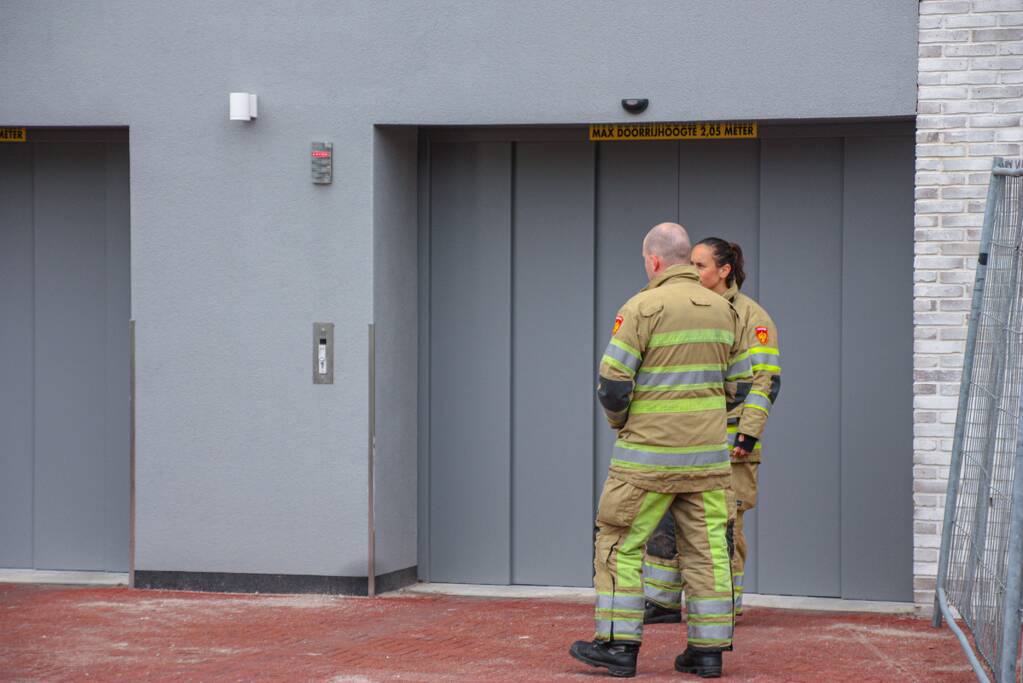 Persoon met auto vast in lift