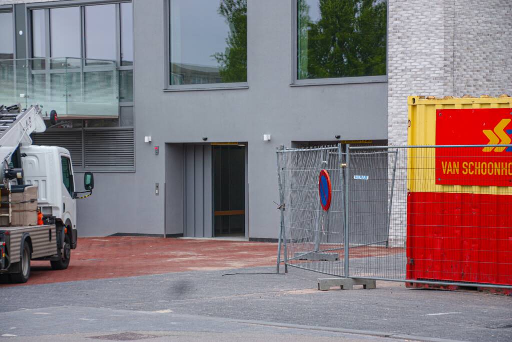 Persoon met auto vast in lift