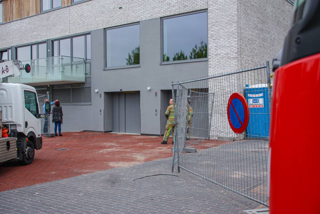 Persoon met auto vast in lift