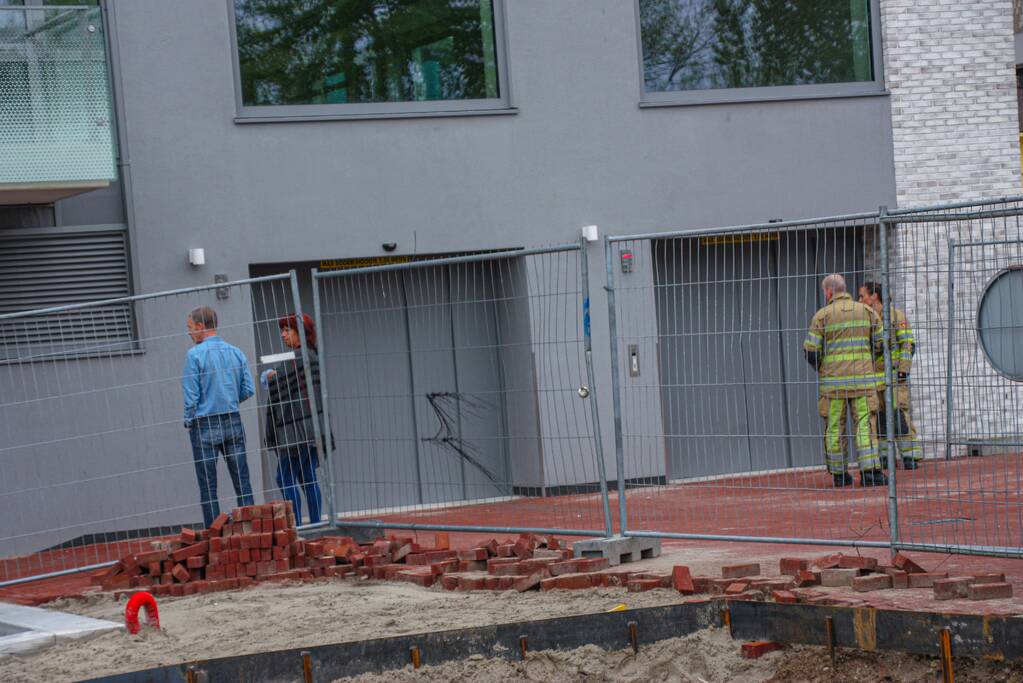 Persoon met auto vast in lift