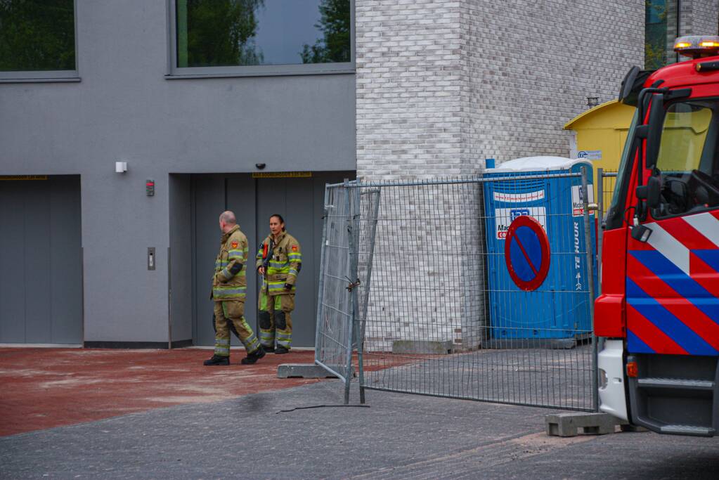 Persoon met auto vast in lift