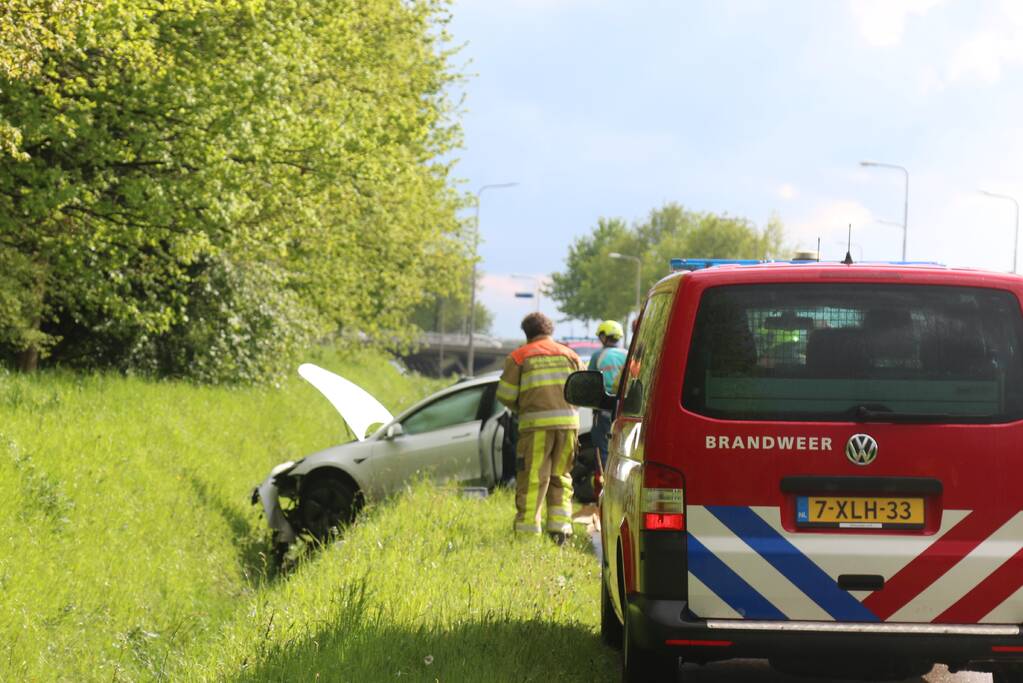 Bestuurder van Tesla verliest macht over het stuur
