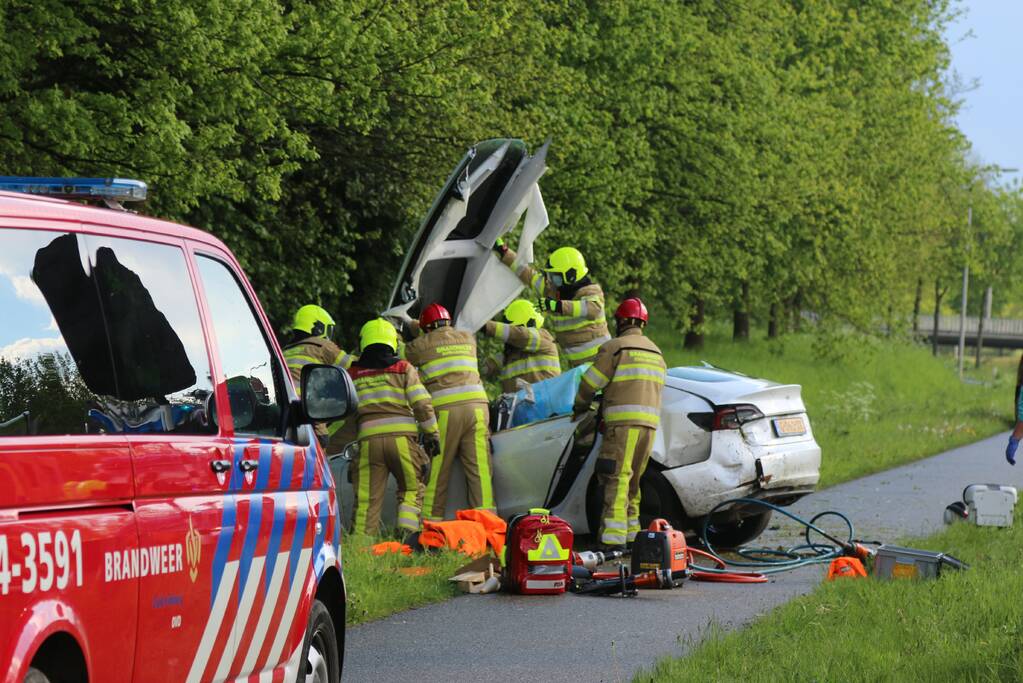 Bestuurder van Tesla verliest macht over het stuur