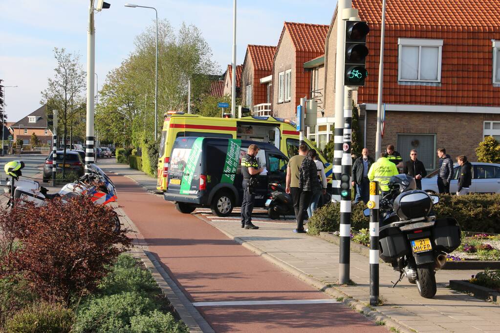 Scooterrijder gewond bij botsing met bestelbus