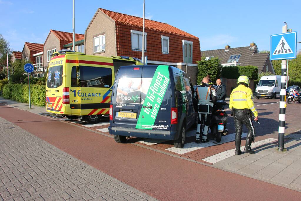 Scooterrijder gewond bij botsing met bestelbus