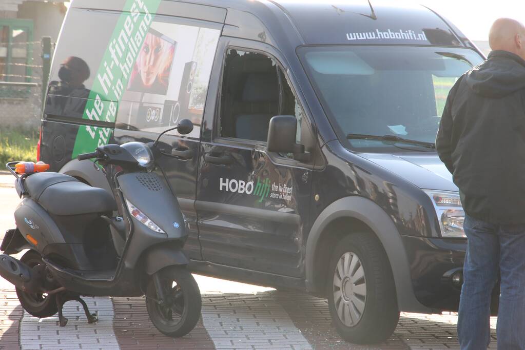 Scooterrijder gewond bij botsing met bestelbus