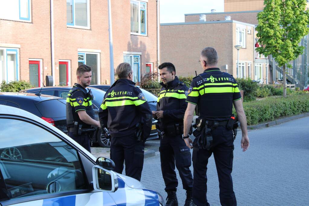Bestuurder vlucht voor vrouw met stok door aanrijding