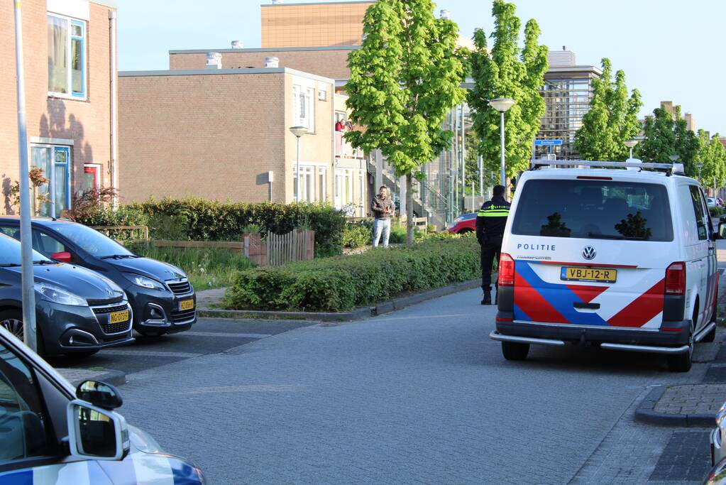 Bestuurder vlucht voor vrouw met stok door aanrijding