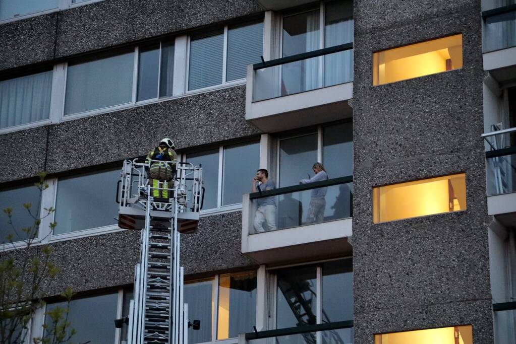 Brandweer helpt buitengesloten bewoners