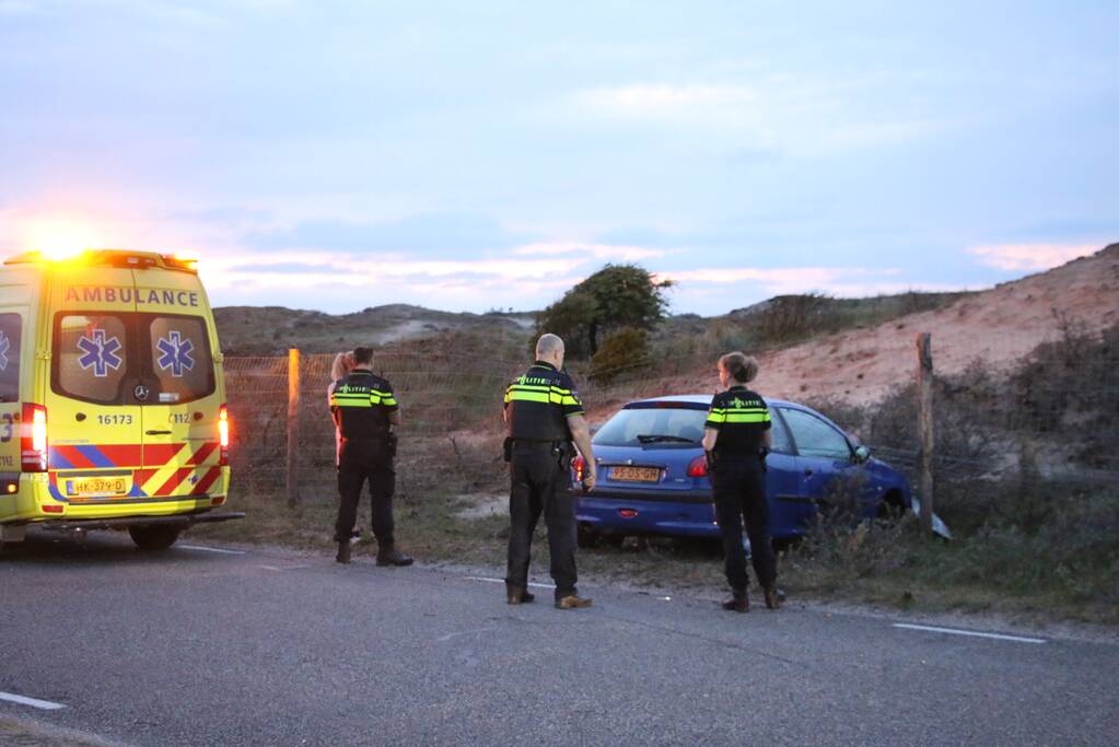 Gewonde nadat auto door hek rijdt