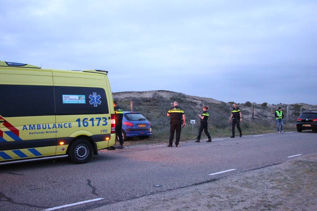 Gewonde nadat auto door hek rijdt