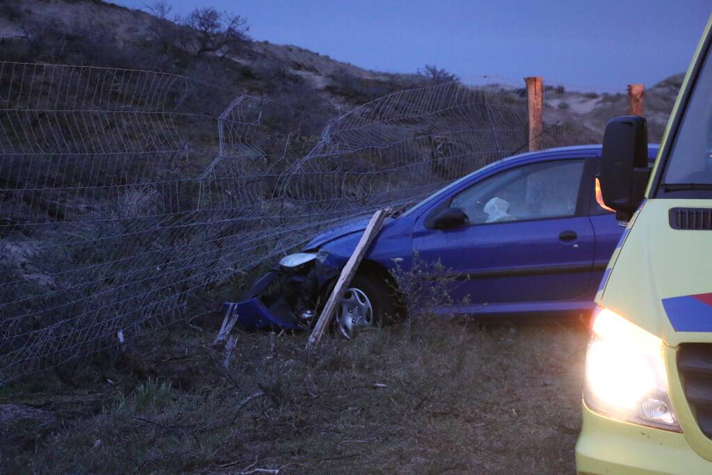 Gewonde nadat auto door hek rijdt