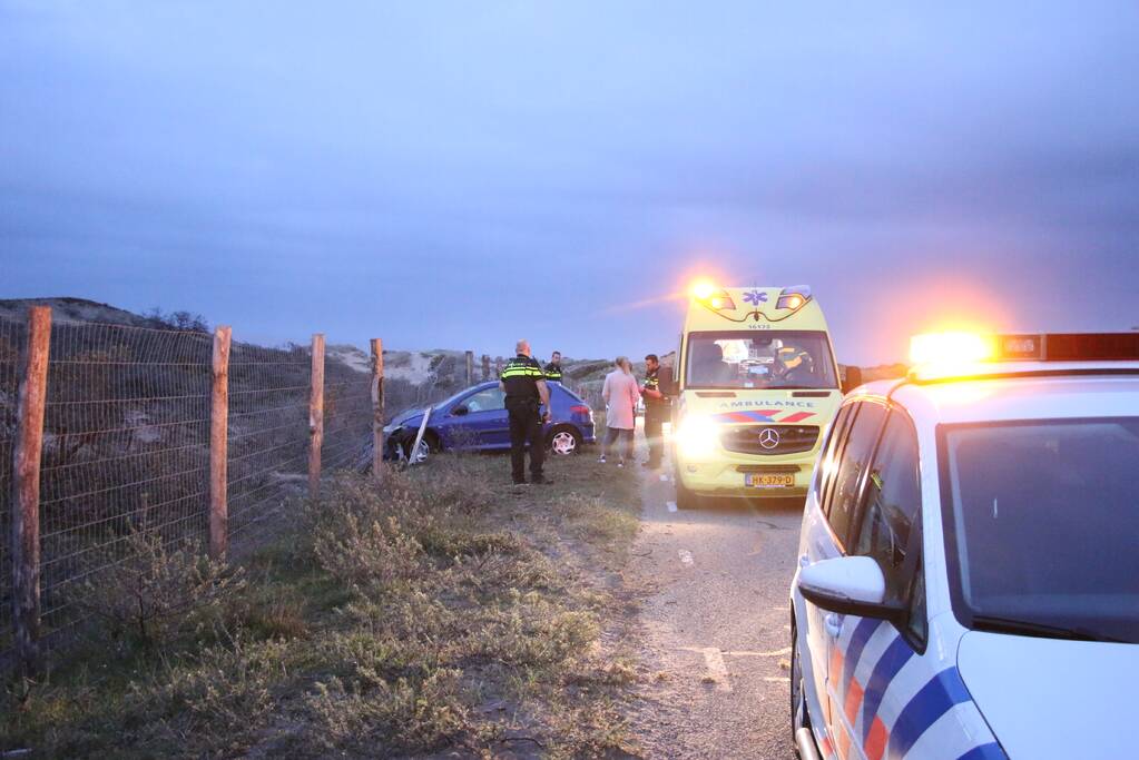 Gewonde nadat auto door hek rijdt