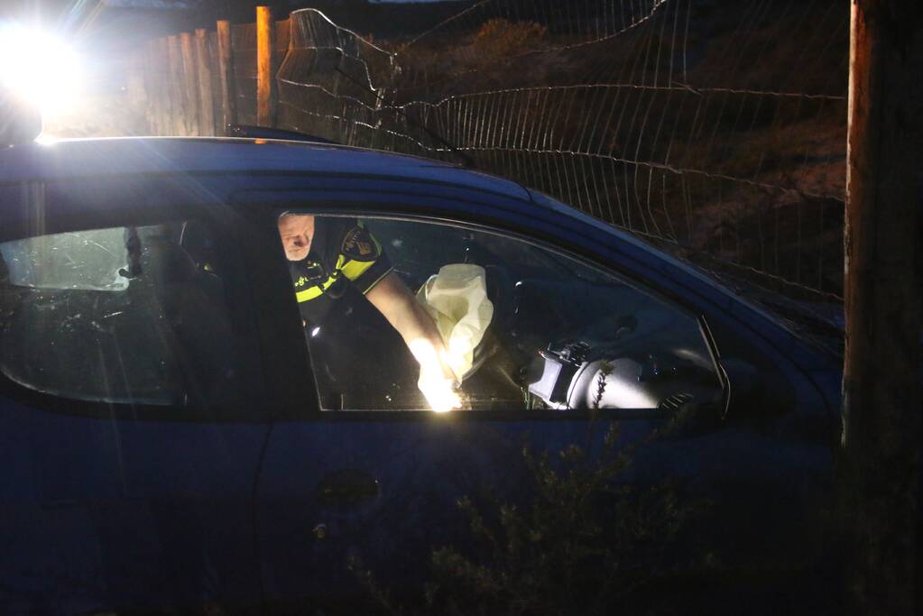 Gewonde nadat auto door hek rijdt