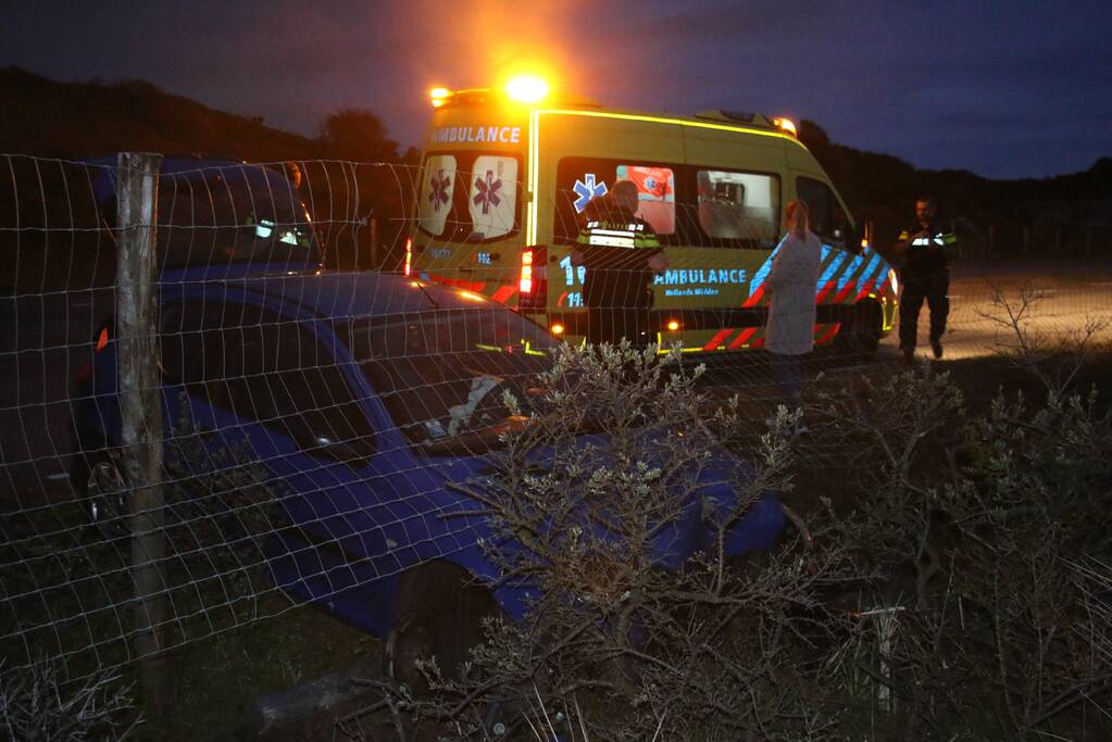 Gewonde nadat auto door hek rijdt