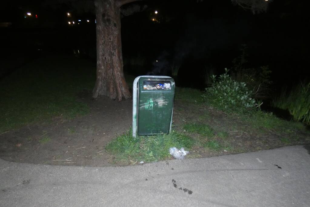 Brandweer blust brand in prullenbak