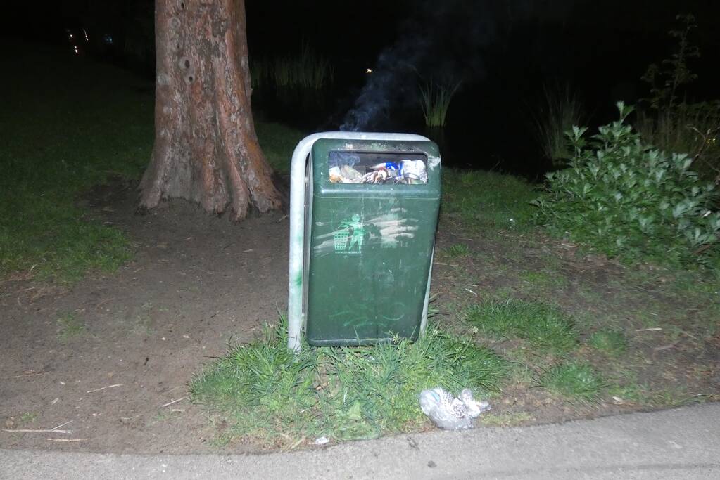 Brandweer blust brand in prullenbak