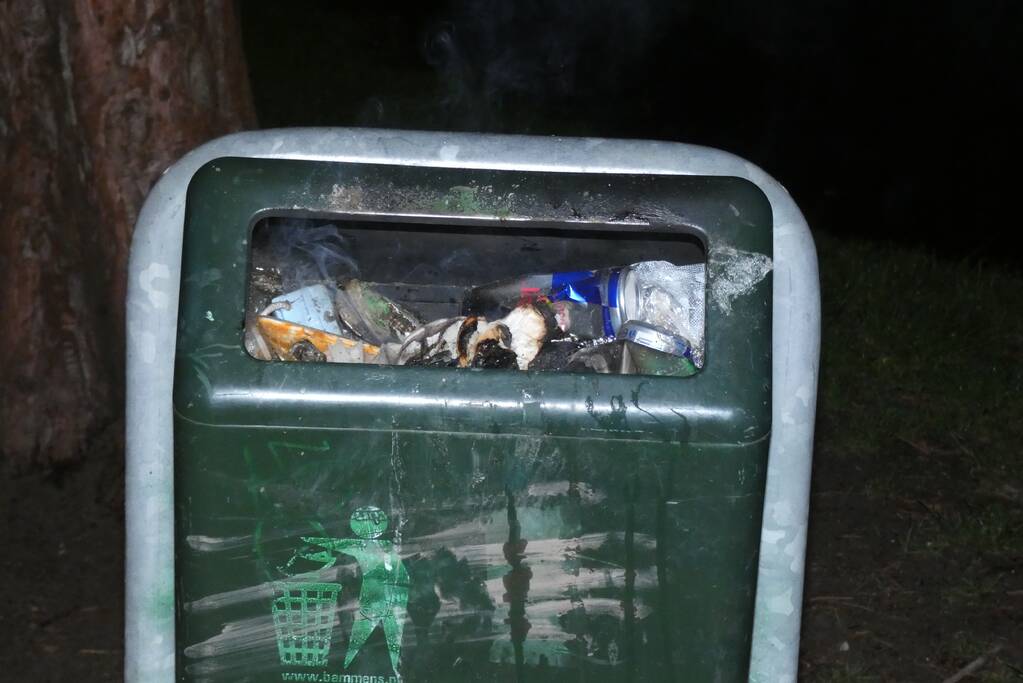 Brandweer blust brand in prullenbak