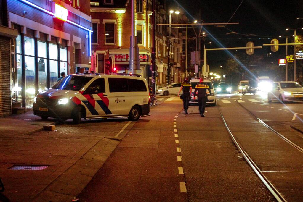 Groot stuk betonnen gevel laat los